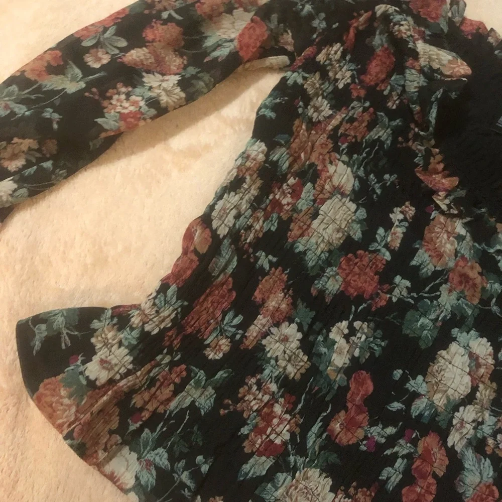 EXPRESS Black Boho Floral Top. Small Black w foral print NWT - Picture 6 of 10